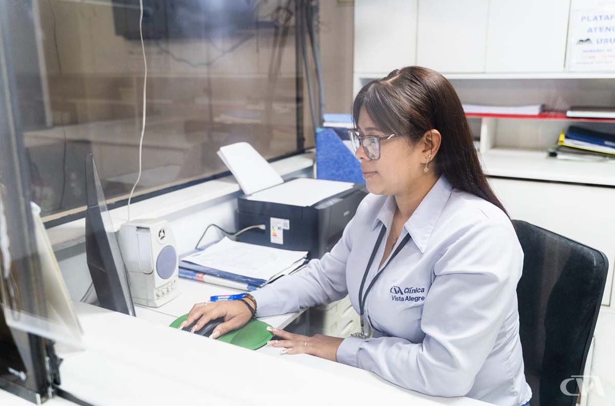 clinica-vista-alegre-santiago-de-surco-lima-peru-emergencia-24-horas-03-instalaciones-recepcion-01