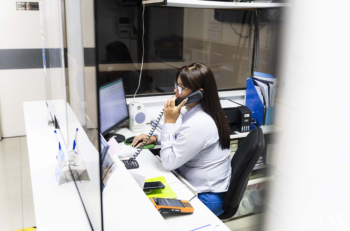 clinica-vista-alegre-santiago-de-surco-lima-peru-emergencia-24-horas-03-instalaciones-recepcion-03
